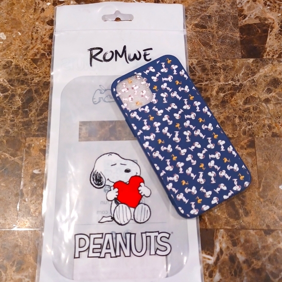 NWT Peanuts iPhone 12 mini case. - Picture 1 of 3